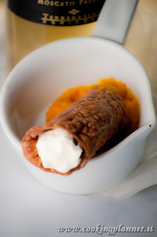 Cannolo siciliano salato su crema di zucca mantovana