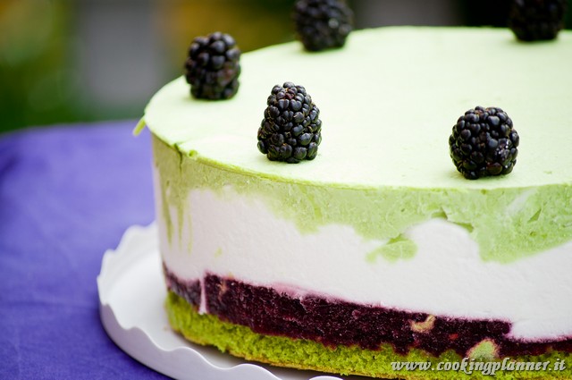 torta con mousse di yogurt, mousse di pistacchio e geleè di more