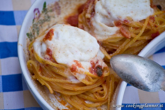 Nidi al forno con sugo di pomodoro, olive, capperi e mozzarella