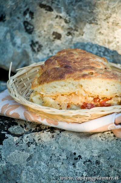 La focaccia di patate con la ricotta forte