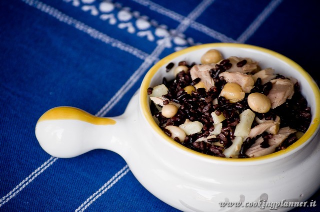 Insalata di riso nero Venere con ceci, fagioli, tonno e provolone