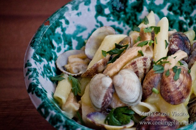 Pasta alle vongole veraci, patate e zucchini essiccati