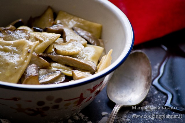 Ravioli alle patate, parmigiano e rosmarino con funghi porcini