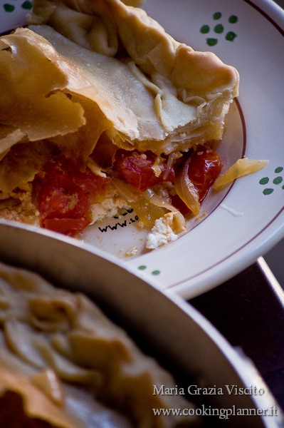 La torta salata ricotta forte, cipolle e pomodorini