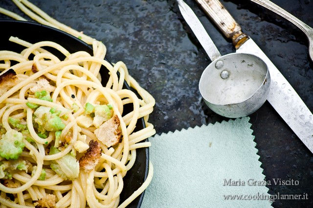 Vermicelli con broccolo romanesco, cipolle, alici e pane bruscato