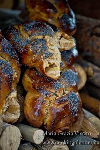 Il pane dolce del sabato con farina di castagne e ripieno di datteri e cioccolato/ mele, melograno e zucchero di canna