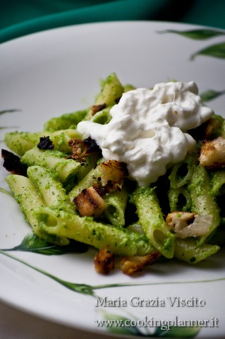 Casarecce con pesto di menta, pane croccante e stracciatella