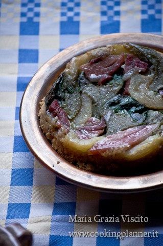 Tart tatin di grano saraceno con carciofi, mele e pancetta arrotolata