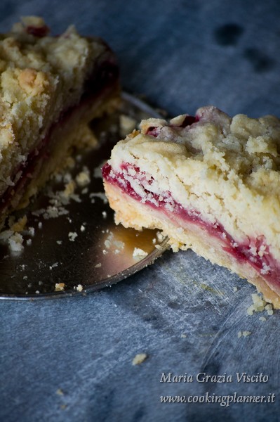 Strawberry crumble bars