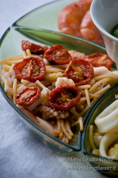 Variazioni di fideuà: fideuà all’acqua di pomodoro, pomodori confit, moscardini e gamberi gamberi