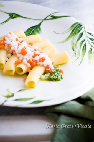 Maccheroni con acqua di pomodoro, salsa al basilico e caviale di pomodoro e mozzarella