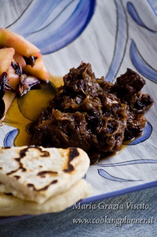 Il chili “pastissado” (ovvero pastissada de caval piccante) con radicchio tardivo e mele e fugasì