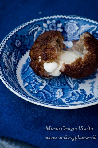 La mozzarella con la polpetta intorno