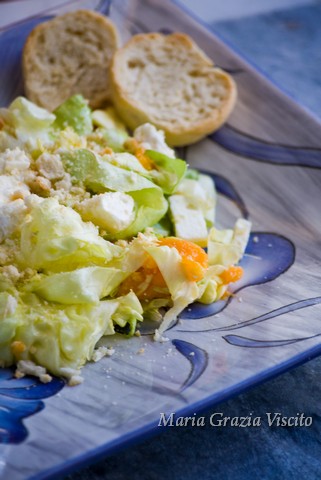 Insalata con feta, mango e friselline all'olio