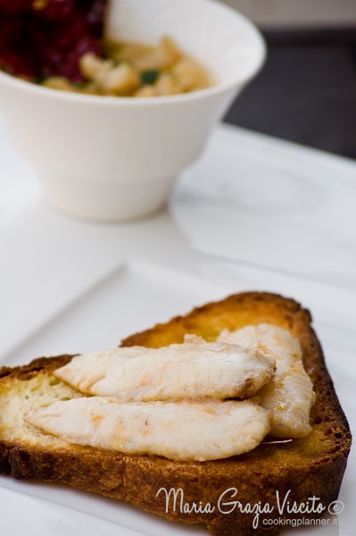 Filetti di triglia in padella  su crostino di pane di Matera all'olio d'oliva e peperoni cruschi e zuppetta di fagioli di Sarconi con brodetto di triglia 