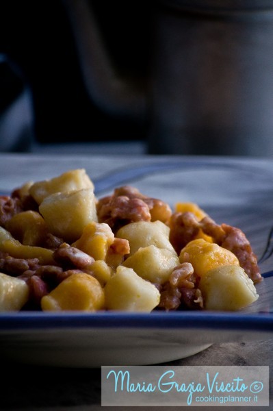 Gnocchi bicolore di sedano rapa e di zucca, con salsiccia e crema di parmigiano e pecorino