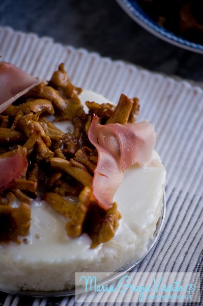 Sformatini di polenta bianca con finferli, stracchino e speck