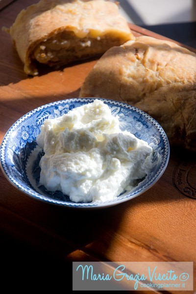 Strudel pere, limoni e nocciola con mousse di ricotta