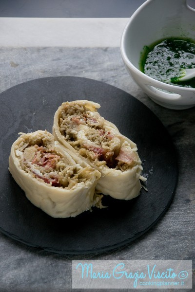 Strudel salato ai topinambur e pancetta con olio al prezzemolo