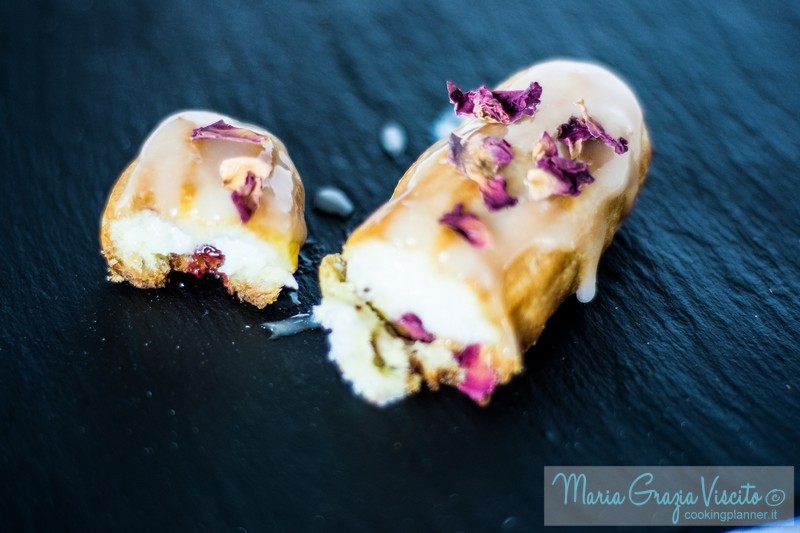 Eclair Ispahan con riso al latte e petali di rose