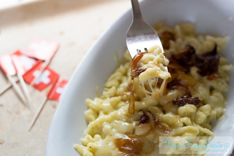 Spaetzle con emmentaler e cipolla caramellata alla birra