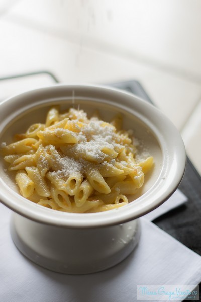 Pasta al burro. Con pomodoro giallo e grattugiato di mozzarella.