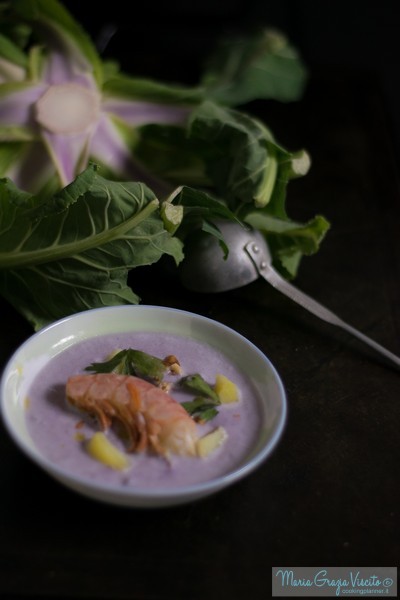 Vellutata di cavolfiore (viola), con gamberoni, patate e noci