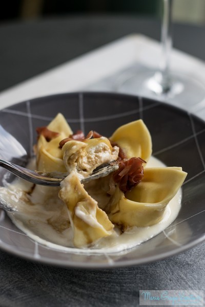 Tortelloni di ricotta con prosciutto crudo su crema di parmigiano e aceto balsamico