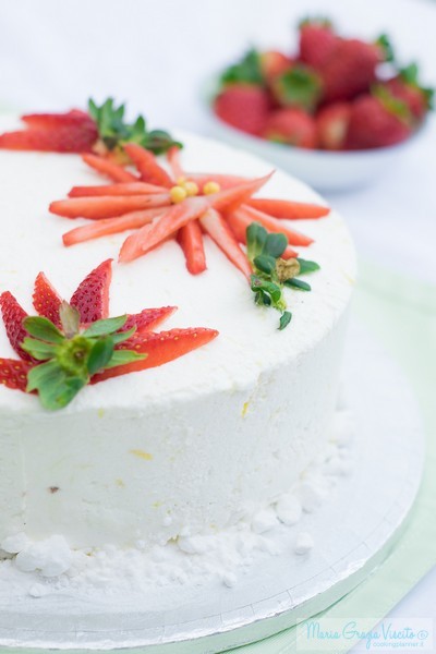 Torta limone fragole e pistacchio