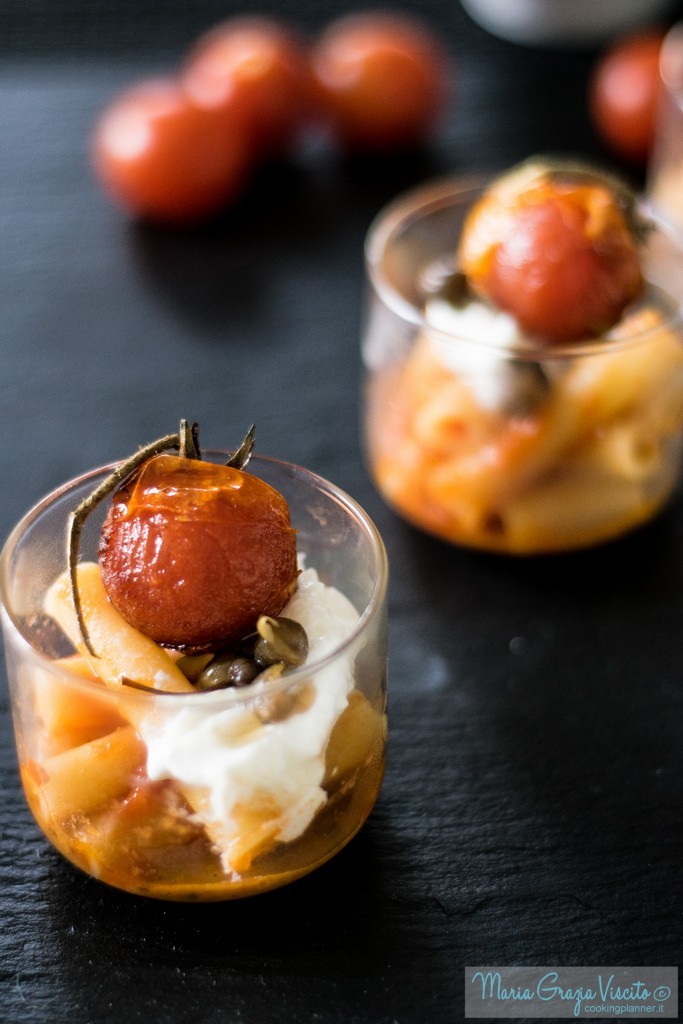 Bicchierini di pasta al pomodoro, con crema di pomodori confit, stracciatella, capperi semicanditi e pachino fritti