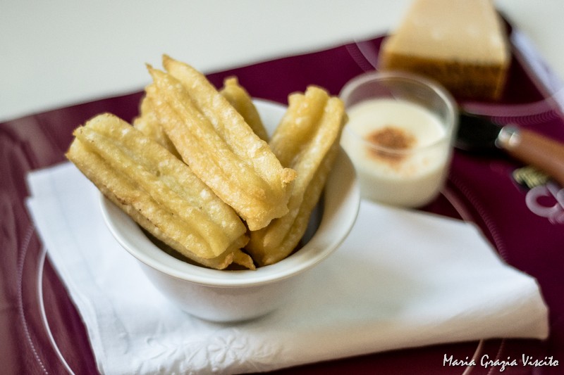 Churros con salsa al parmigiano e paprika 