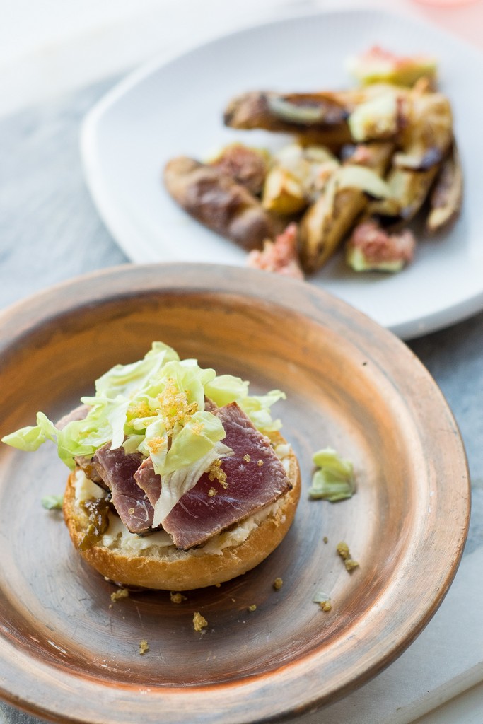 Burger con tataki di tonno, mousse di parmigiano, salsa fichi e balsamico. E quinoa fritta!