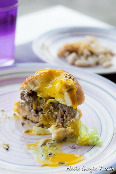 Hamburger con uovo e tartufo pcon cannellini e cipolla fritta