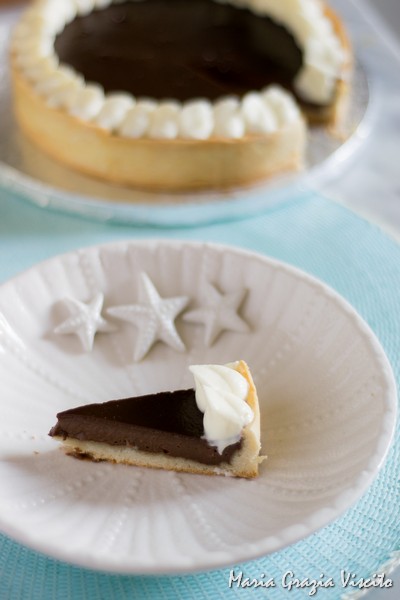 Crostata al cioccolato gianduia e namelaka al cioccolato bianco