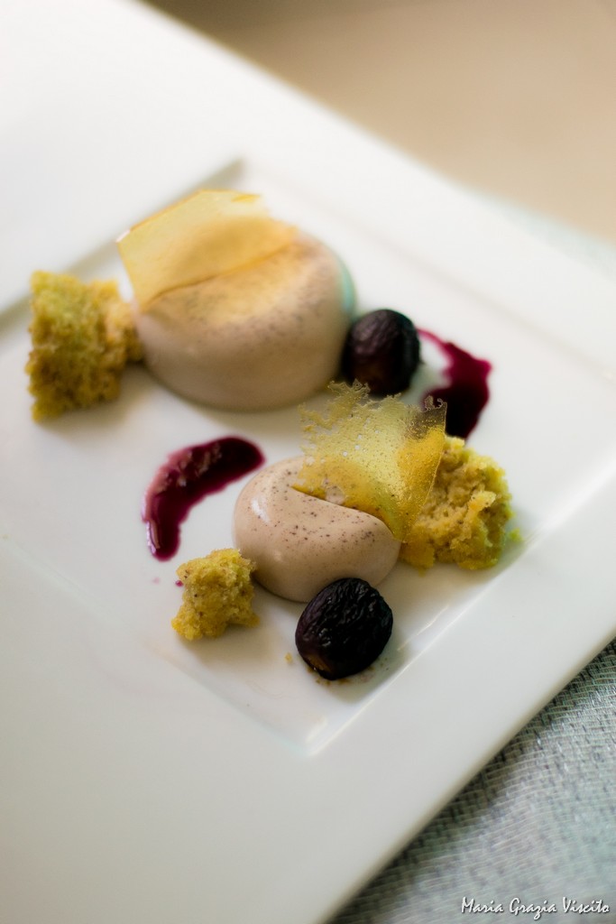 Panna cotta alla nocciola, con uva arrostita, cake alle nocciole e gel al vino rosso