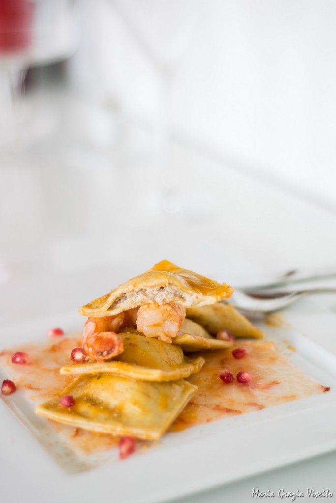 Ravioli con farina di porcini, bisque di gamberi e crudo di gamberi