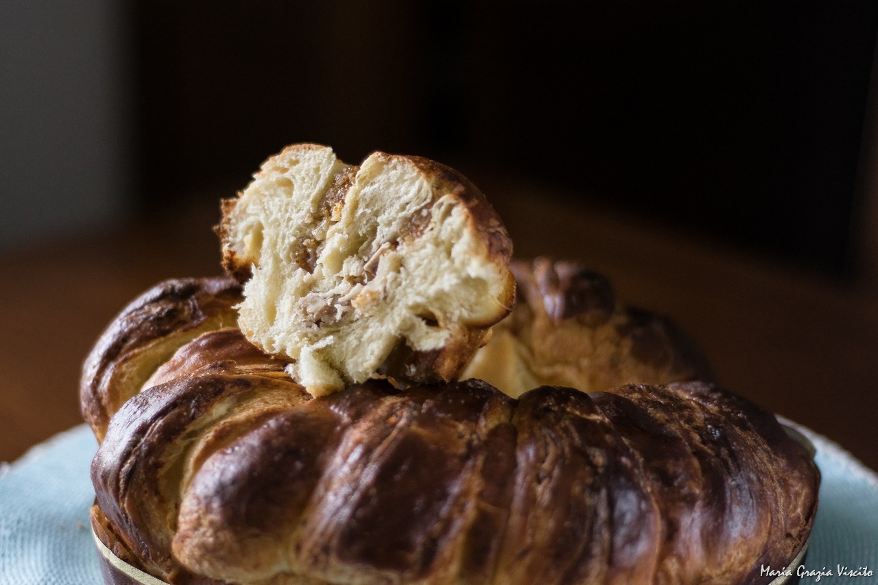 brioche sfogliata con fichi, noci e mozzarella affumicata di bufala dop