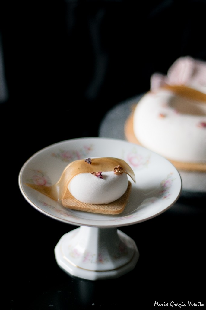 Panna cotta lampone e rosa, con frolla alla cannella e velo di rose