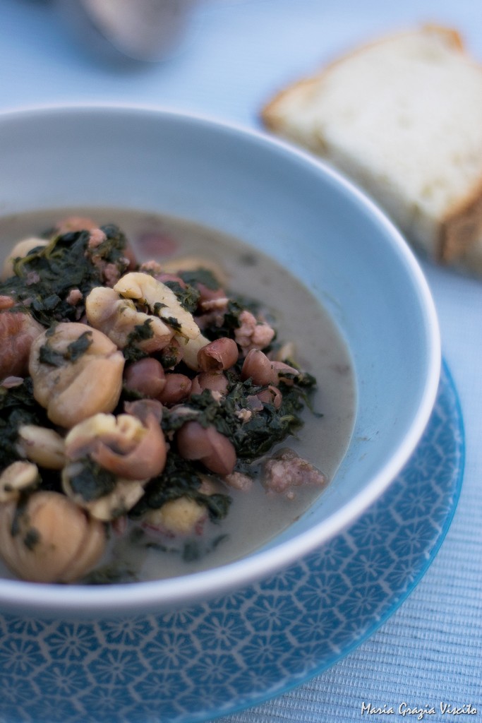 Zuppa di fagioli, cavolo nero, castagne e salsiccia