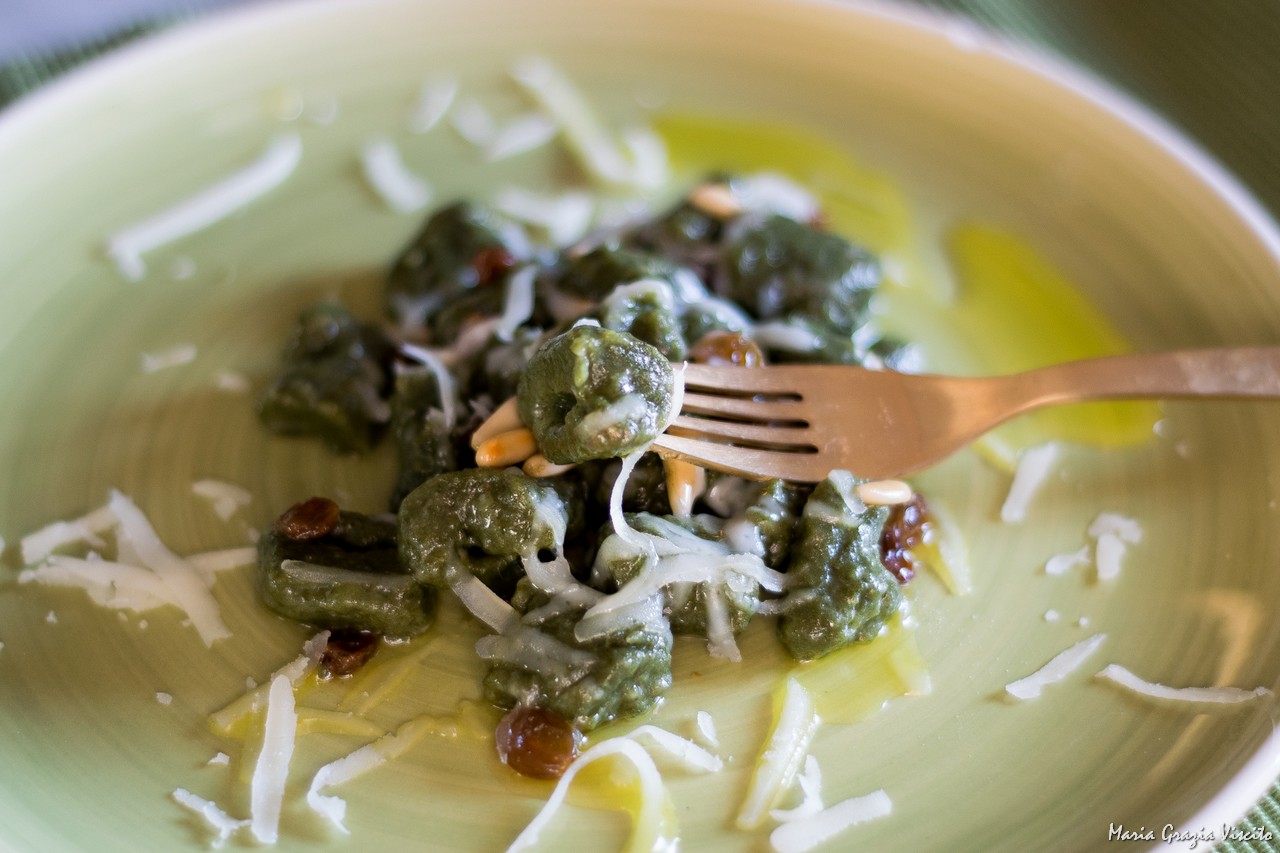 Gnocchi con farina di spinaci, pinoli, uvetta e provolone podolico