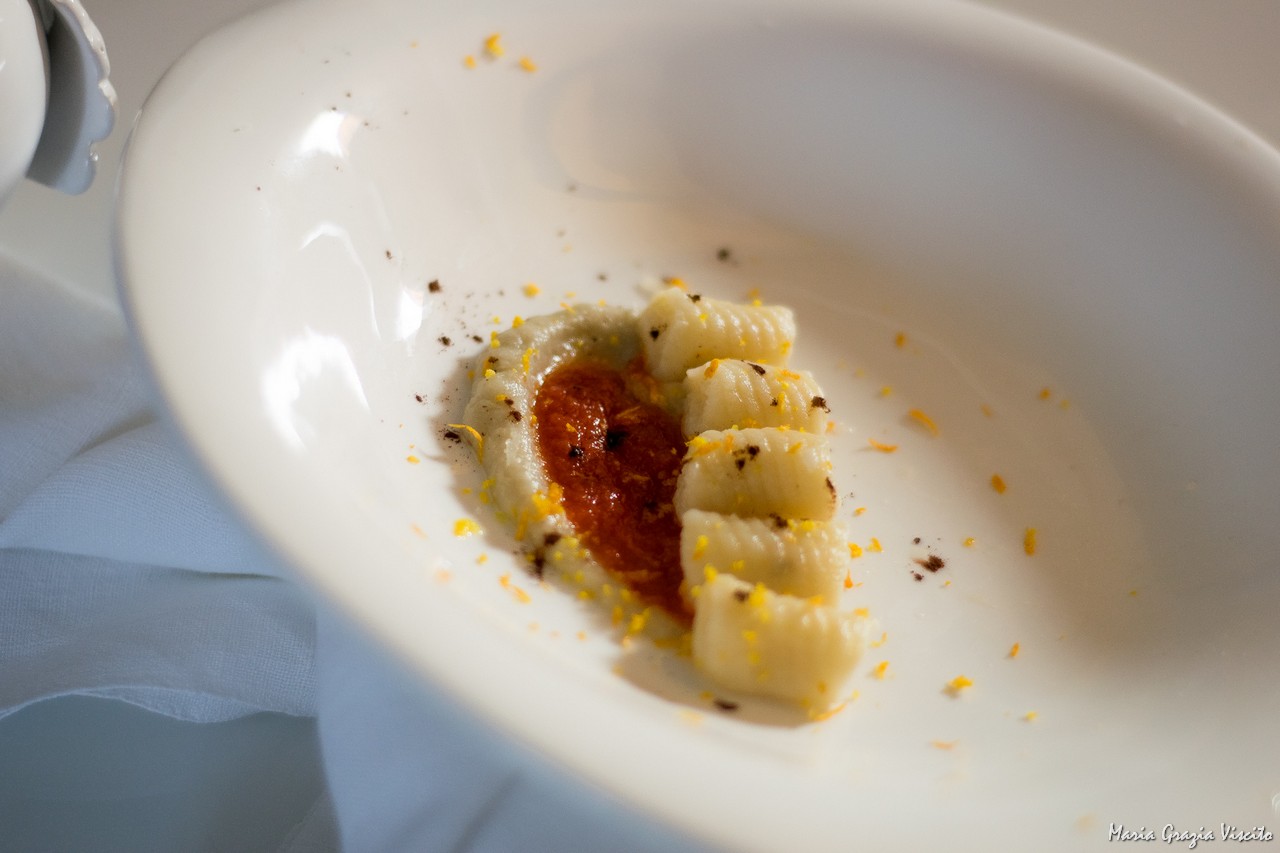 Gnocchi su crema di melanzane affumicate con San Marzano, arancia e cacao