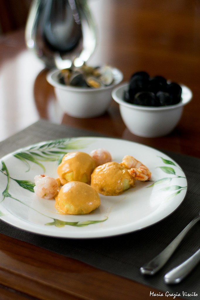 Gnocchi ripieni di pesto, alla bisque di gamberi e sfere di gamberi crudi e cotti